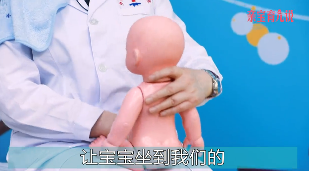 给宝宝拍嗝的三种方法