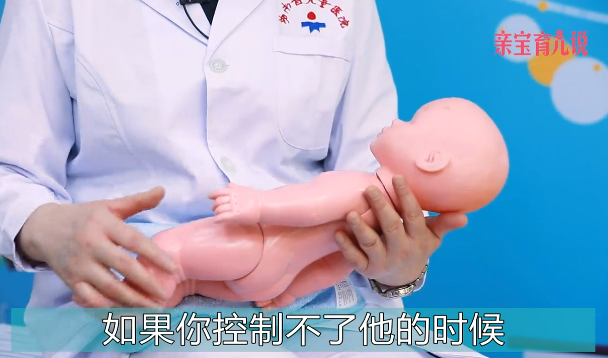 给宝宝拍嗝的三种方法
